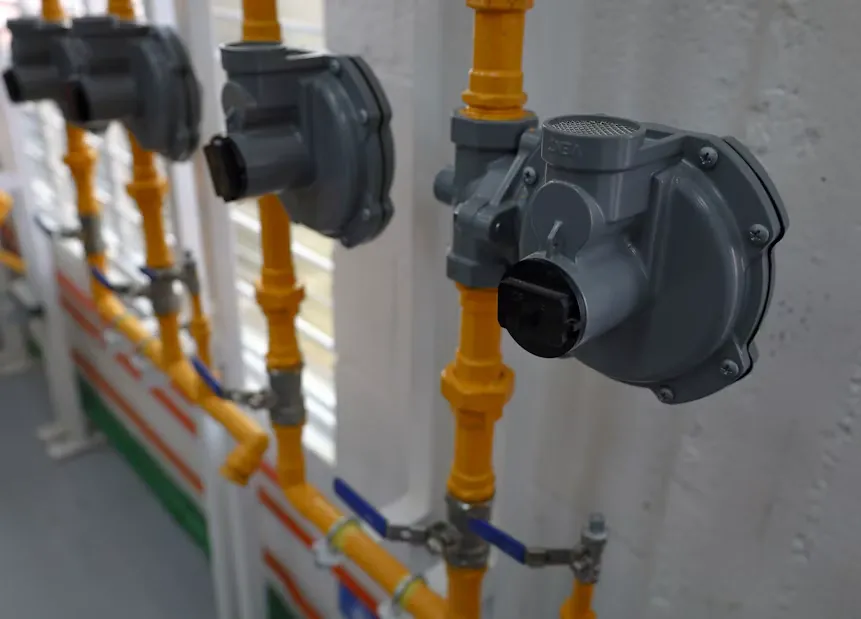 Instalación de tubería de gas domiciliario con sus reguladores